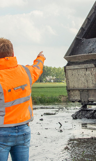 Man wijst naar vrachtwagen