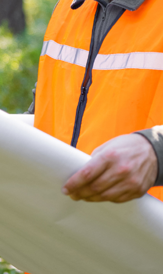 Man bekijkt een grote kaart